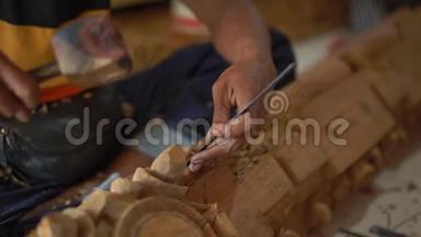 传统木雕工艺大师的慢镜头